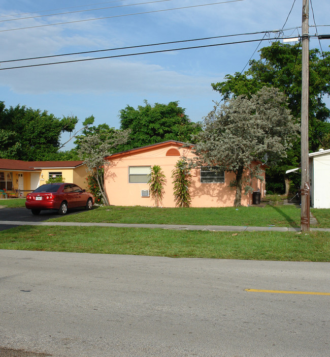 1475 NW 60th Ave in Fort Lauderdale, FL - Building Photo - Building Photo