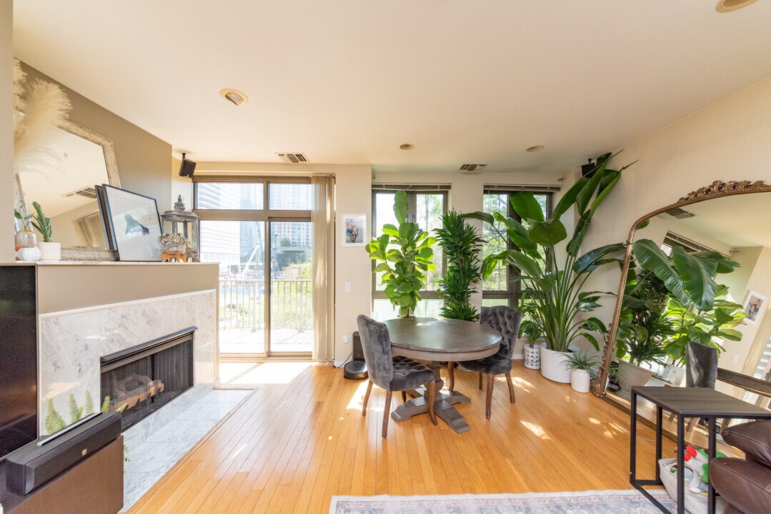 400 N Clinton St, Unit 307 in Chicago, IL - Building Photo