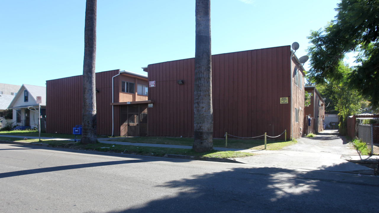 Three Palms Apartments in Los Angeles, CA - Building Photo