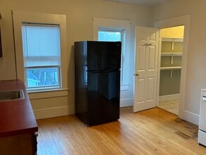 86 Pleasant St, Unit 2 in Mansfield, MA - Foto de edificio - Building Photo