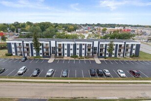 Crossroad Apartments in Des Moines, IA - Building Photo