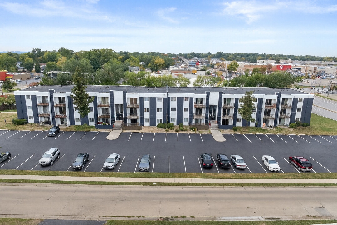 Crossroad Apartments in Des Moines, IA - Building Photo