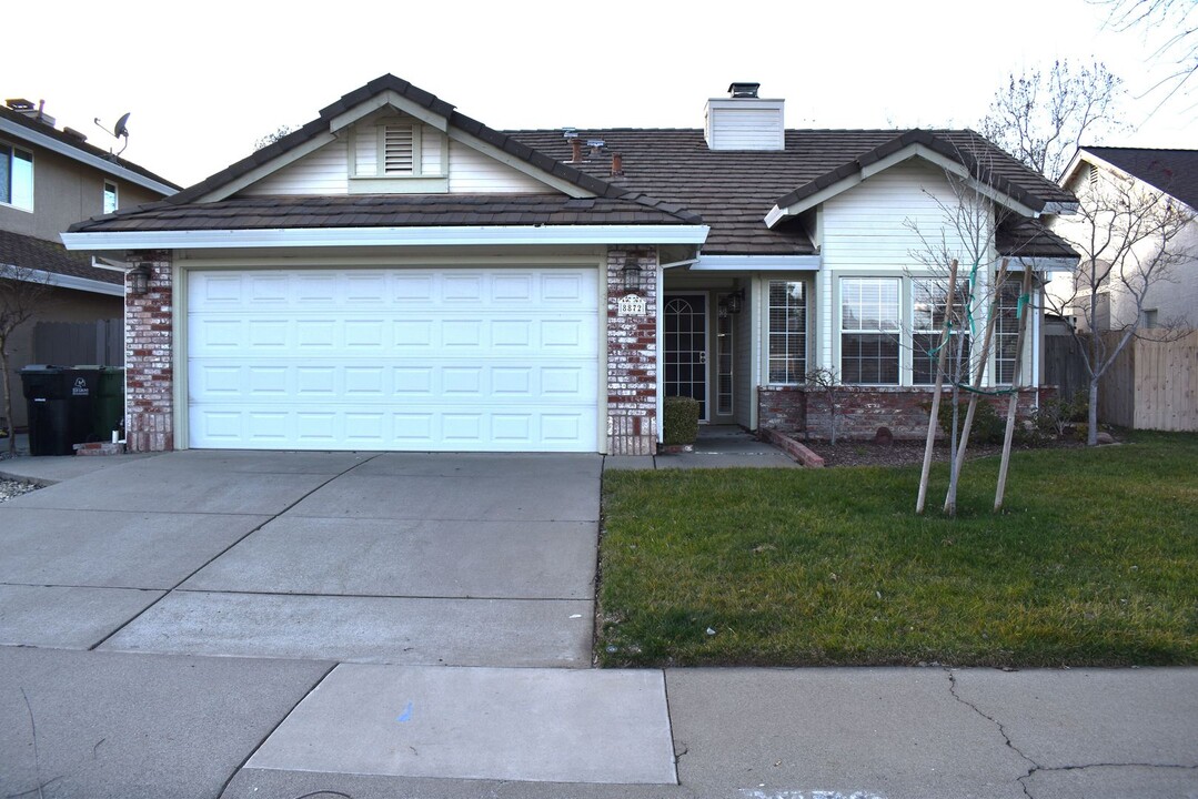 8872 Hiddenspring Way in Elk Grove, CA - Building Photo