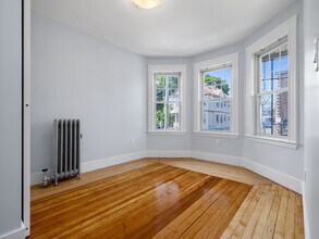 16 Windsor Rd, Unit 1 in Medford, MA - Foto de edificio - Building Photo