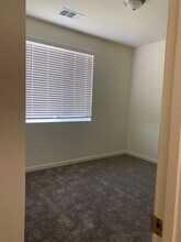 1353 W Kenny Thompson Ct in Hanford, CA - Building Photo - Building Photo