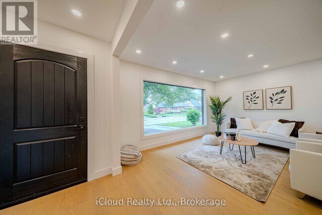 94 Lynvalley Crescent in Toronto, ON - Building Photo - Building Photo