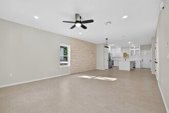 10594 Rustling Oaks Dr in Conroe, TX - Building Photo - Building Photo