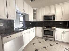1430 Vista Pl in Tarpon Springs, FL - Foto de edificio - Building Photo
