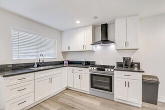 540 E Saint Louis Ave in Las Vegas, NV - Building Photo - Building Photo
