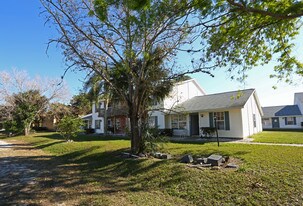 Villas on 16th in Naples, FL - Building Photo