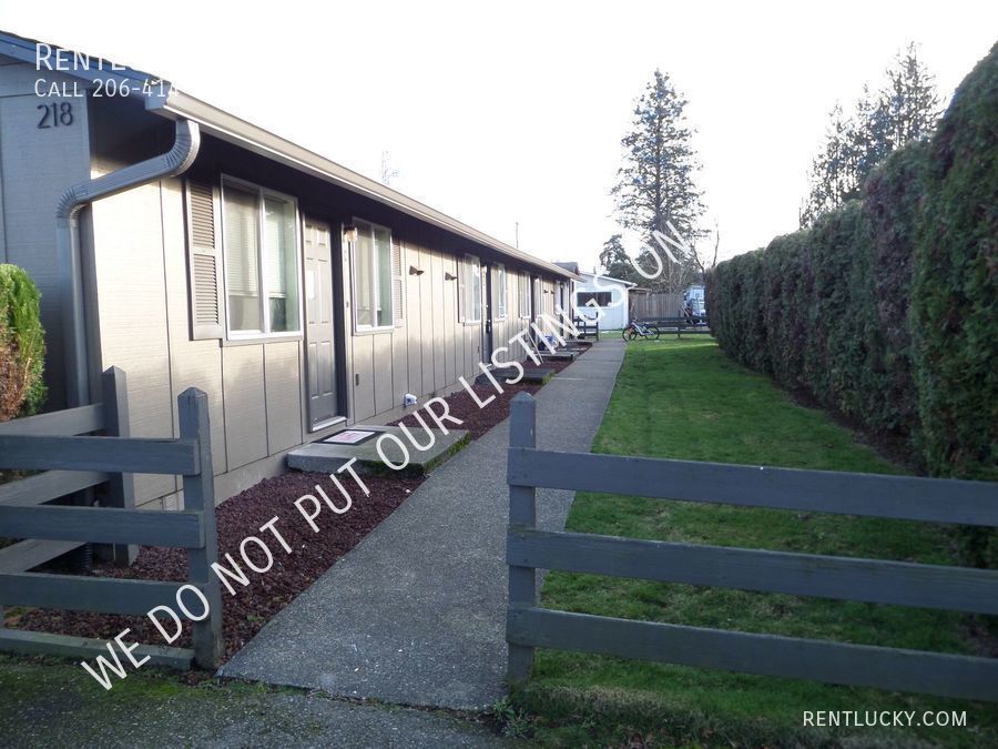 218 3rd Ave SW in Pacific, WA - Building Photo