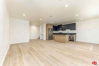 2103 Burnside Ave in Los Angeles, CA - Building Photo - Building Photo