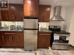 5510 Red Brush Dr in Mississauga, ON - Building Photo - Building Photo