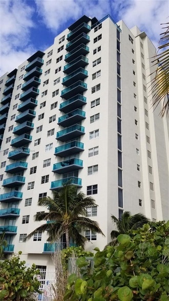 4001 S Ocean Dr, Unit 4j in Hollywood, FL - Building Photo - Building Photo