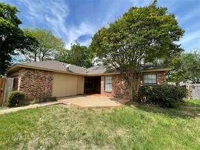 1052 Twin Falls Dr in Desoto, TX - Building Photo - Building Photo