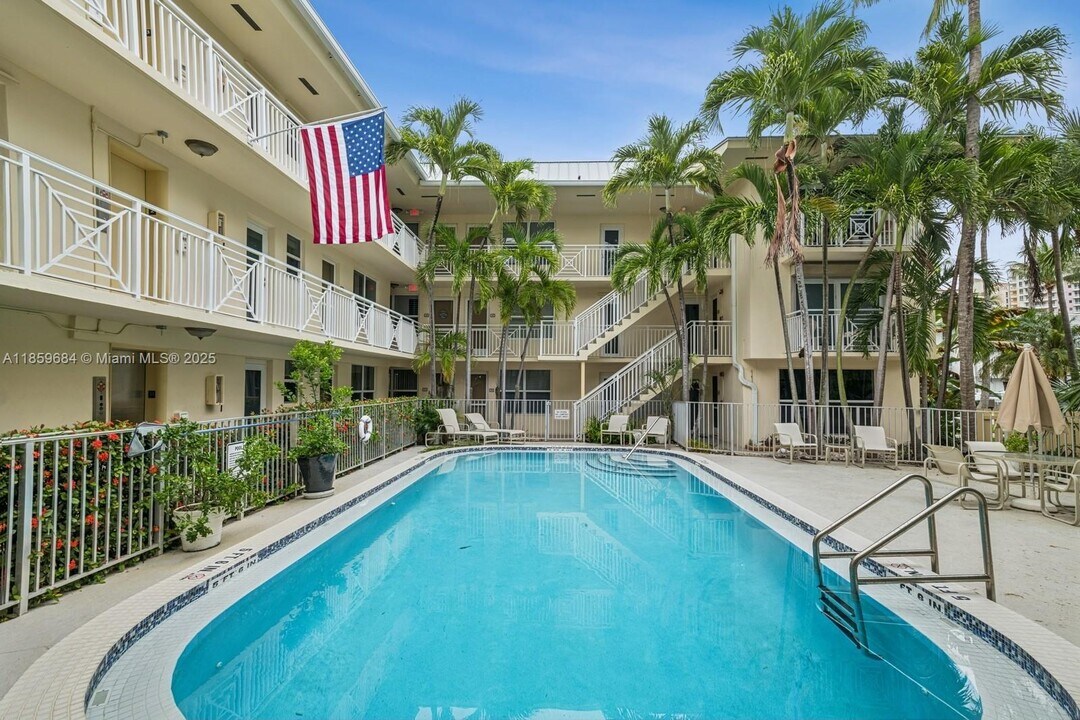 255 Sunrise Dr in Key Biscayne, FL - Building Photo