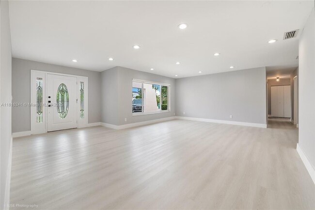 13410 SW 21st St in Miami, FL - Foto de edificio - Building Photo