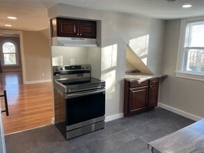 24 Crown St, Unit 3 in Worcester, MA - Building Photo - Building Photo