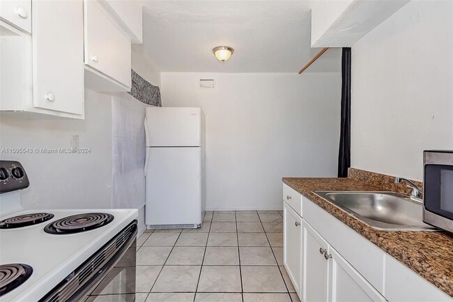 5600 NW 7th Ct, Unit 17 in Miami, FL - Building Photo - Building Photo