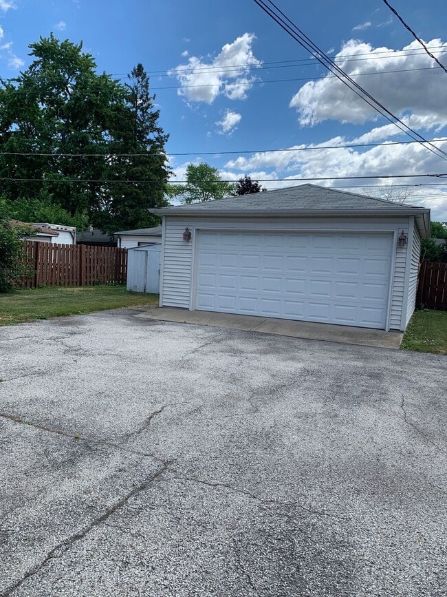 17213 Greenbay Ave in Lansing, IL - Building Photo - Building Photo