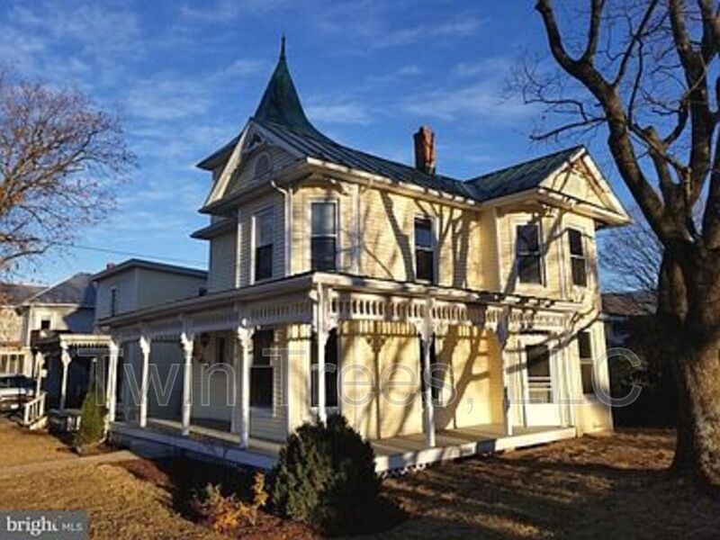 5752 Main St in Mount Jackson, VA - Building Photo