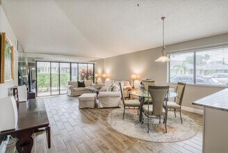 911 Club Dr in Palm Beach Gardens, FL - Building Photo - Building Photo