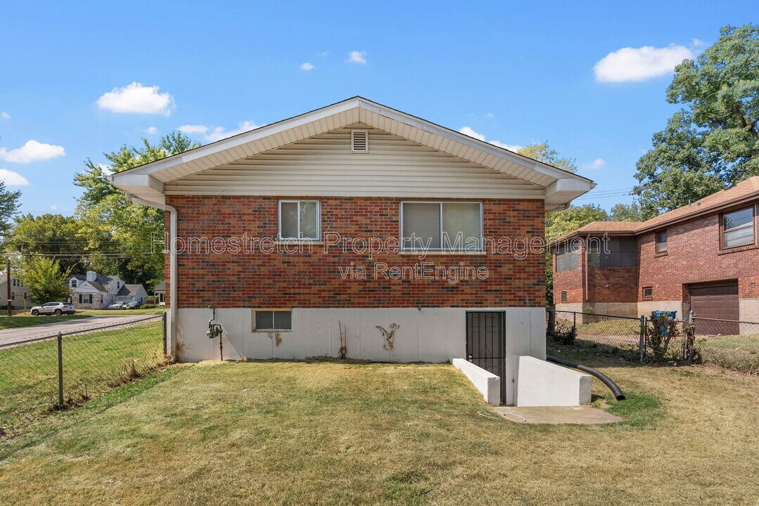 500 N Elizabeth Ave in Ferguson, MO - Building Photo