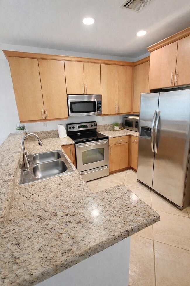 2521 NW 31st Ct in Oakland Park, FL - Building Photo - Building Photo