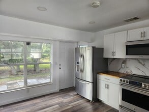 6143 Hester Ave in Ft. Myers, FL - Foto de edificio - Building Photo