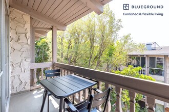 6140 Canterbury Dr in Culver City, CA - Building Photo - Building Photo