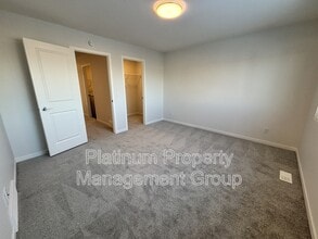 45 Creekview Mnr SW in Calgary, AB - Building Photo - Building Photo