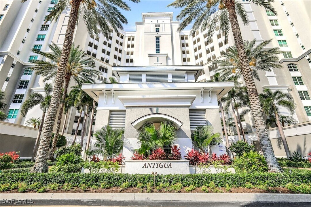 300 Dunes Blvd in Naples, FL - Building Photo