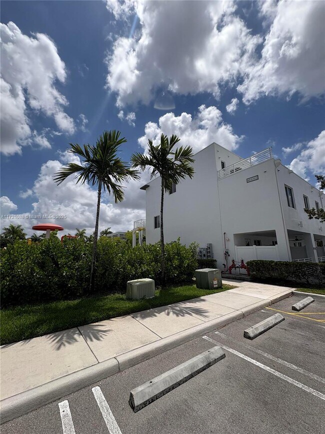 6450 NW 102nd Ct in Doral, FL - Foto de edificio - Building Photo
