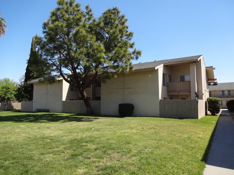 Highland Knolls in Porterville, CA - Building Photo