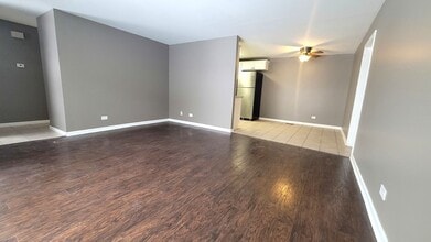 1304 Yarmouth Ct in Schaumburg, IL - Foto de edificio - Building Photo