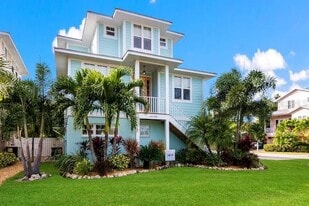 4808 Gulf Dr in Holmes Beach, FL - Building Photo