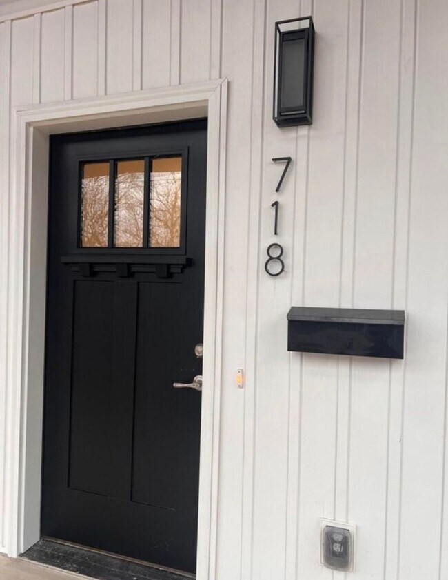 718 W Division St in Springfield, MO - Building Photo - Building Photo