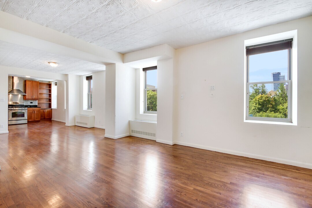 240-242 E Houston St in New York, NY - Building Photo