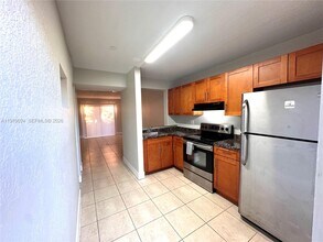 95 NE 41st St in Oakland Park, FL - Foto de edificio - Building Photo