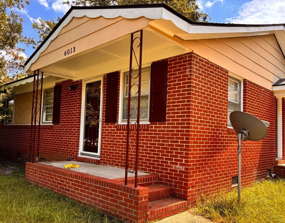 6013 Dahlgren Ave in Fayetteville, NC - Building Photo