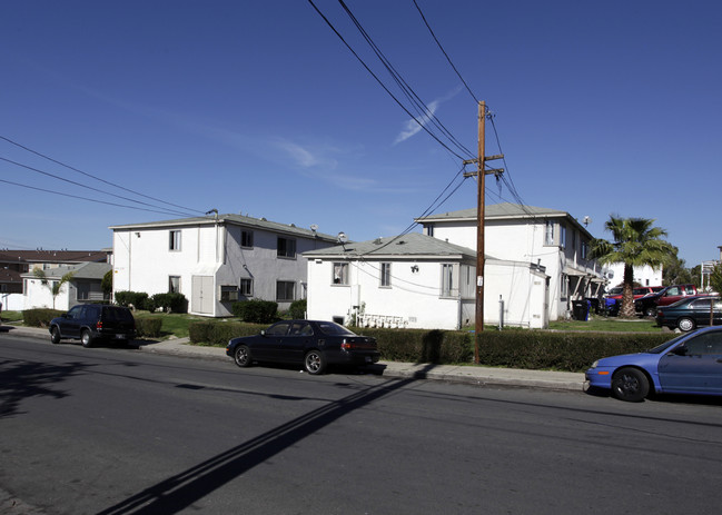 6724-6736 Tait St in San Diego, CA - Foto de edificio - Building Photo