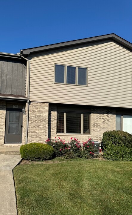 718 Sojourn Rd in New Lenox, IL - Foto de edificio