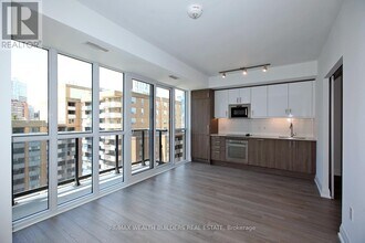 77-1077 Mutual St in Toronto, ON - Building Photo - Building Photo