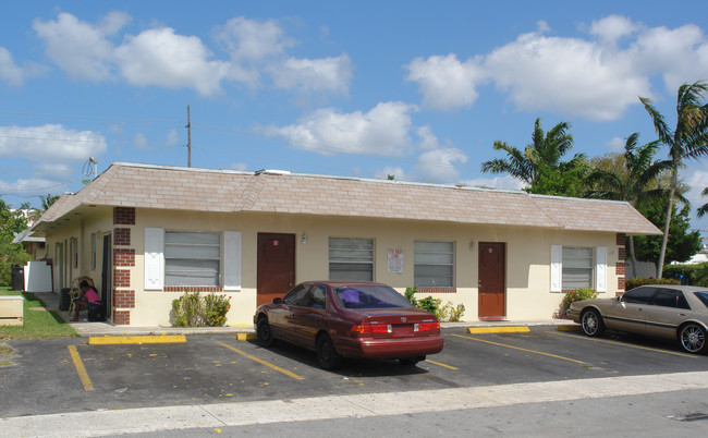 4130 NW 30 Ter in Lauderdale Lakes, FL - Building Photo - Building Photo