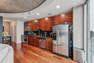 400 W Peachtree St NW, Unit #2810 in Atlanta, GA - Foto de edificio - Building Photo