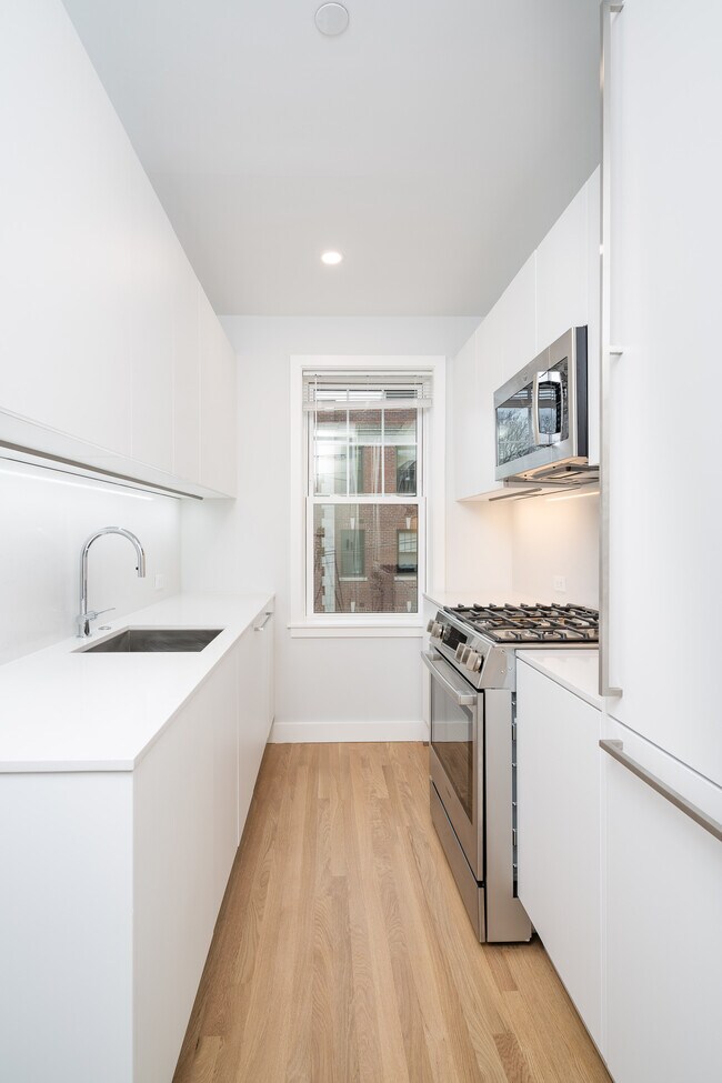 27 Forest St, Unit 32 in Cambridge, MA - Foto de edificio - Building Photo