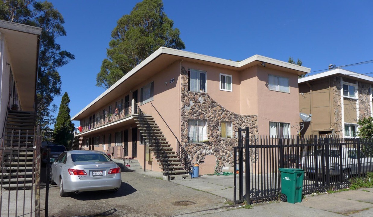 2363 Humboldt Ave in Oakland, CA - Building Photo