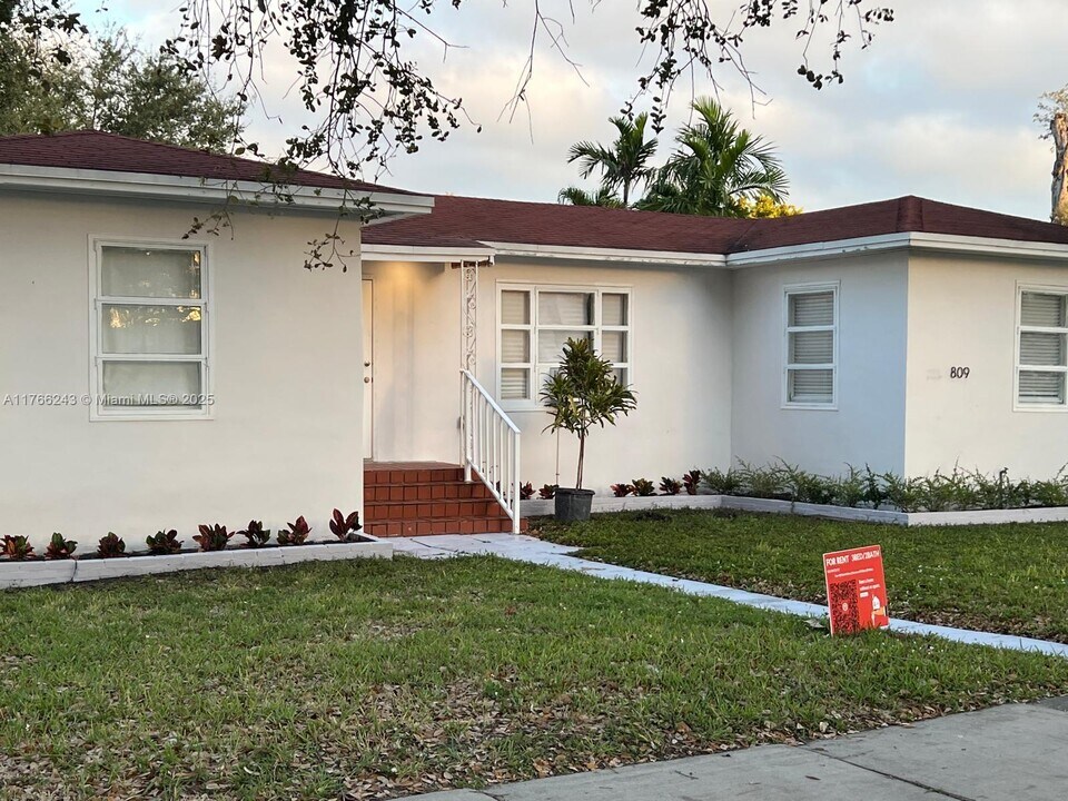 811 NW 21st Ct-Unit -811 in Miami, FL - Building Photo