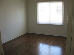 5934 Cahuenga Blvd, Unit 5930 in Los Angeles, CA - Building Photo - Building Photo