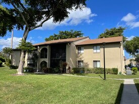 516 Shady Pine Way in Greenacres, FL - Building Photo